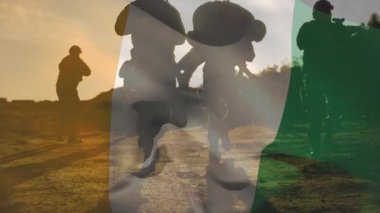 Şafakta koşu yapan askerler üç renkli bayrağı başlatıyorlar. Birliğin birleşmesini izleyen askerleri izliyorlar. Askeri, takım çalışması, taktik, dayanıklılık, şafak, manzara, kamuflaj