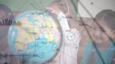 Coğrafya dersinde dönen üç öğrenci küresel bağlantıları keşfederek örtüşüyor. Eğitim, keşif, çeşitlilik, etkileşim, teknoloji, öğrenme, takım çalışması