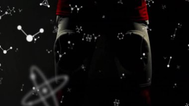 Kamera, kask futbolu tutan oyuncunun spor maçına hazırlanan grafiklerle sürüklendiğini gösteriyor. Atletik, gelecekçi, bilim, yenilik, performans, kararlılık, teknoloji