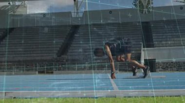 Atletizmde mavi pist üzerindeki bloklara çömelmiş koşucu sürat koşusu inşaatına başlıyor. Dinamik, hareket, rekabet, dayanıklılık, performans, hız, atletizm