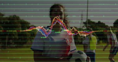 Futbol antrenmanında futbol oyuncusunun veri dalgalarını ölçerek topu tuttuğunu gösteriyor. Atletizm, takım çalışması, dijital, fitness, açık hava, motivasyon, rekabet