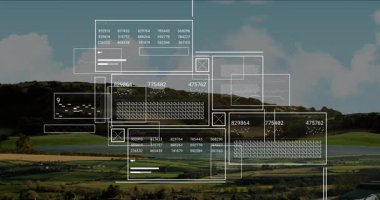 Vadinin üzerinde süzülen beyaz paneller şebeke verilerini güncelliyor ve halka işaretlerini topluyor. Peyzaj, veri görselleştirme, yüksek teknoloji, doğa, analiz, dijital arayüz, doğal ortam