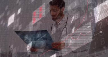 Doktor hasta belgelerini inceliyor, teşhis için röntgen filmlerini ışığa doğru çeviriyor. Tıbbi, muayene, klinik, tanı, profesyonel, sağlık, analiz