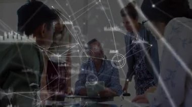 İş arkadaşlarının iş verilerini incelerken animasyon çizelgelerini gösteren bir tablet. İşbirliği, takım çalışması, analitik, yenilik, ağ oluşturma, kurumsal, sunum