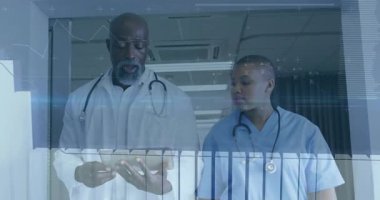 Doktor kayıtları açıyor ve hastane koridorunda veri çalıyor, hemşire çizelgeler gibi yürüyor. Tıbbi, işbirliği, modern, sağlık, profesyonel, dijital, tanı