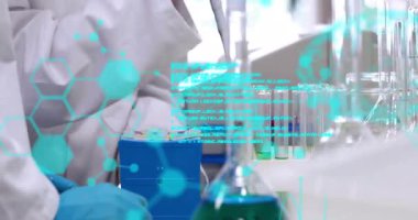 Laboratuvar teknisyeni pipet ucu örneği seçiyor ve veri örtüsü olan tüplere yerleştiriyor. Bilim, araştırma, deney, biyoteknoloji, kesinlik, yenilik, dijital