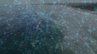 Örgü ortaya çıkıyor, ağ kıyı boyunca büyüyor, çizgiler boyunca veri titreşimi veren düğümler, sonra çözülüyor. Teknoloji, bağlantı, dijital, ağ, gelecek, dalga, veri