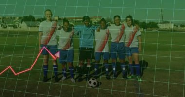 Altı futbolcu çimenlerin üzerinde kollarını birleştiriyor, ızgara zayıflıyor, spor analitiğini gösteren pembe grafikler. Atletik, takım çalışması, fitness, canlı, rekabetçi, açık hava, veri