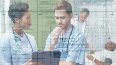 İki hemşire, doktor hayati organlarını kontrol ederken tableti tıkırdatıp hasta verilerini gözden geçiriyorlar. Tıbbi personel, klinik ekip çalışması, dijital sağlık, hasta bakımı, profesyonel işbirliği, sağlık teknolojisi, klinik doğruluk