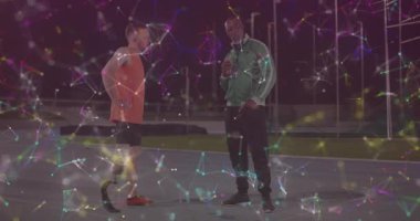 Spor koçu mahkemeyi işaret ederek koşmadan önce, sporcunun başını sallayarak protez taktığını soruyor. Sporcu, antrenörlük, performans, hareketlilik, yenilik, kararlılık, spor