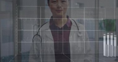 Koridorda dikilen kadın doktor 3 boyutlu ızgarayı etkinleştiriyor ve tablolarda tıbbi hayati belirtiler görülüyor. Sağlık, yenilik, teknoloji, sağlık, fütüristik, analiz, profesyonellik