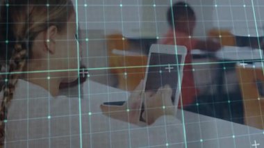 Holografik şebeke değişiminden sonra, kız sınıfta öğrenmek için tableti tıklatıyor. Eğitim, teknoloji, yenilik, öğrenme, dijital, gençlik, işbirliği