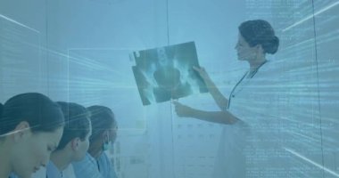 Tıbbi brifingde röntgen çeken kadın doktor, veri akışı olarak not yazan meslektaşlar. Tıbbi ekip, işbirliği, sağlık, dijital teknoloji, bilimsel, profesyonel, yenilik