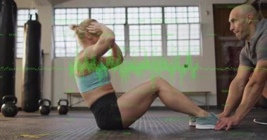 Spor salonu, kuvvet, eğitim, sağIık, kararlılık, aktif, spor, spor gibi yeşil dalga boyu izleme temsilcileri eşliğinde antrenörle mekik çekiyorlar.