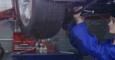 Kadın tamirci İngiliz anahtarını tutuyor, lastik servisi için hidrolik asansörde gevşeten tekerlek fındığı gevşetiyor. Otomotiv, onarım, endüstri, makine, mühendislik, aktif, teknik