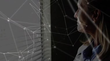 Kıdemli hekimlerin bakışları tıbbi ağların örtülmesine neden oluyor tablete doğru sürükleniyor, tableti tıkırdatıyor. Tıbbi, teknoloji, veri, yenilik, sağlık, dijital, profesyonel