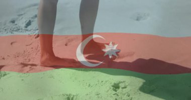 Bayrak kaplaması, kıyı boyunca yürüyen hareketli bacakların iz bırakmasına yol açar. Deniz kıyısı, ayak izleri, yalınayak, sükunet, doğa, dinginlik, hareket