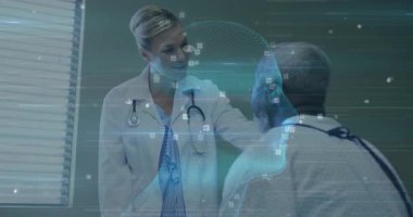 Doktor elini omzuna koyuyor. Hologram baş animasyonları yok olurken güven tazeliyor. Sağlık, teletıp, fütürizm, profesyonellik, hasta bakımı, dijital sağlık, tıbbi teknoloji