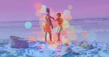 Adam, kumsalda, hayat tarzı romantizmi kutlayan, hareketli kalplerle el yordamıyla kadına rehberlik ediyor. Romantizm, ortaklık, arkadaşlık, boş zaman, açık hava, canlı, neşeli