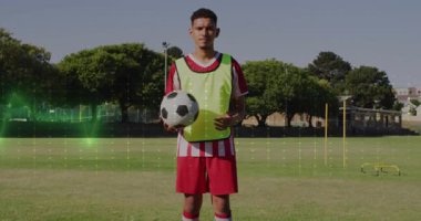 Oyuncu antrenman sahasında top atışını başlatıyor. Şebeke ve neon dalga formu ile kontrolü gösteriyor. Atletik, spor, eğitim, çeviklik, performans, canlılık, motivasyon