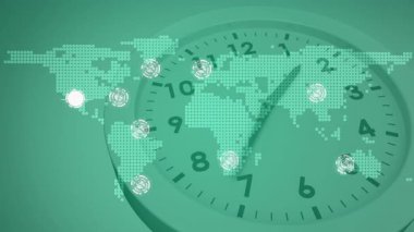 Analog saat düğümlerinde yeşil noktalı harita başlatılıyor, küresel ağı gösteren çizgileri birleştiriyor. Dijital, bağlantı, teknoloji, yenilik, soyut, ağ, fütüristik