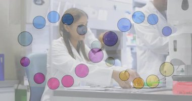 Hintli kadın laboratuvar teknisyeni slaytları düzenliyor sonra da araştırma laboratuarında veri gösteren tabletleri tıkırdatıyor. Araştırma, işbirliği, analiz, bilimsel, teknoloji, yenilik, profesyonel