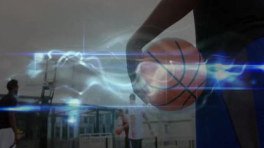 Dönen mavi enerji animasyon basketbolu, takım arkadaşı top sektirme vuruşu yapıyor. Atletik, spor, dinamik, kentsel, gençlik, rekabet, fitness