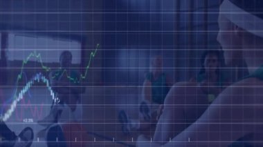 Eğitmen sınıfa başlıyor, kadınlar bacak esnetme hareketleri yapıyor, grafikler fitness ölçümlerini gösteriyor. Sağlık, uyum, motivasyon, performans, canlılık, dinamik, çağdaş