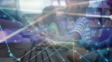 Sınıf arkadaşları laboratuarda yazı yazmaya başlarken dijital kaplama çalışmak için yoğunlaşıyor. Eğitim, işbirliği, teknoloji, yenilik, gençlik, öğrenme, gelecek