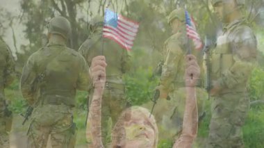 Ordu devriyesi orman yolunda yürüyor, onur askerlerini bastıran bayrakları sallayan bir çocukla kesişiyor. Devriye, vatanseverlik, açık hava, macera, dayanıklılık, birlik, gençlik