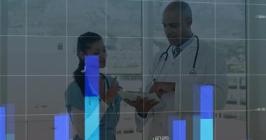 Hemşire tıkırtı tableti, doktor tıbbi analiz izliyor bar çizelgesi grafiği ve dünya haritasını gösteriyor. Sağlık, teknoloji, profesyonel, analitik, dijital, işbirliği, yenilik