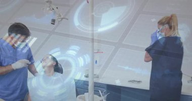 Asistan eldiven takıyor ve lamba hedefliyor. Diş muayenesi için dişçiye başlıyor. Profesyonel, sağlık, klinik, temizlik, hijyen, hasta bakımı, tıbbi malzemeler