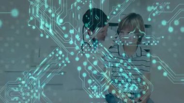 Doktor otoskop alarak pediatrik kulak sağlığı muayenesi için turkuaz devreyi tetikliyor. Tıbbi, pediatrik, sağlık, teknoloji, profesyonel, tanı, klinik