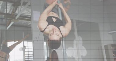 Fitness sporcusu oltayı kavrayıp ters yöne doğru tırmanıyor. Animasyon çizelgeleri takip ediyor. Atletik, dinamik, modern, motivasyonel, performans, güç, esneklik