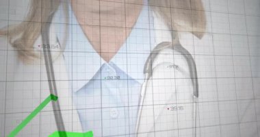 Kıdemli doktor görüntüleme şebekesi yukarı doğru kayıyor yüzleri açığa çıkıyor ve yeşil çizgiler güncelleniyor. Tıbbi, teknoloji, analitik, sağlık, profesyonellik, veri, yenilik