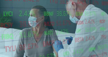 Beyaz önlüklü doktor klinikteki maskeli kadına şırınga, kaplama, kopyalama alanı enjekte ediyor. Sağlık, aşı, tıbbi, profesyonellik, klinik, sağlık, bilim