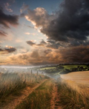 Bulutlu gökyüzüne karşı alan manzarası