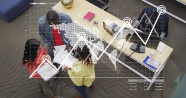 Ofisteki ahşap masada dizüstü bilgisayar ve veri örtüsüyle birlikte basılı çizelgeleri inceleyen üç profesyonel. İş, takım çalışması, teknoloji, anlayış, iletişim, modern, kurumsal