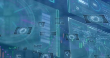 Çalışma alanında haritaları, okumaları ve ikili kodları gösteren yarı saydam paneller, dünya haritası ile örtüşüyor. Fütüristik, teknoloji, veri görselleştirme, holografik, dijital arayüz, analitik, donanımlı