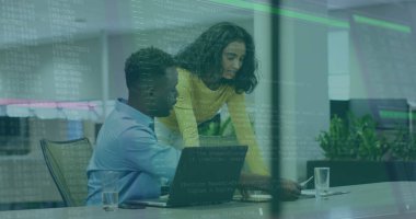 İşbirlikçi ve mühendis akıllı telefonlu açık-plan ofisindeki dizüstü bilgisayarı işaret ediyor. Yaratıcı, takım çalışması, modern, teknoloji, beyin fırtınası, üretkenlik, çalışma alanı