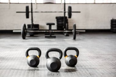 Ağırlıklar stüdyonun zemininde