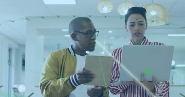 Ceketli tablet ekran adamı ofiste dizüstü bilgisayarlı çizgili bluzlu kadını gösteriyor. İşbirliği, takım çalışması, modern, profesyonel, çalışma alanı, teknoloji, tartışma