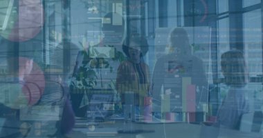 Veri tahminleri inceleme ekibi konferans odasındaki çizelgeleri inceliyor, dizüstü bilgisayarlarla, çizelgelerle. Şirket, takım çalışması, analitik, sunum, üretkenlik, teknoloji, modern