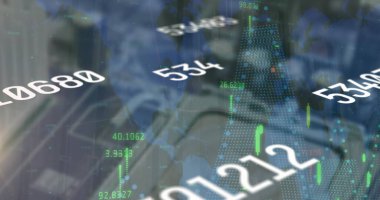 Sayısal sayılar, şamdan çubukları ve ızgara kaplamalarıyla ofis masasında üstüste bindirmeler. Teknoloji, finans, analitik, veri görselleştirme, yatırım, pazar analizi, iş zekası