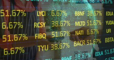 İş dünyasının önde gelen profesyonelleri ofislerindeki cam panellerde yüzdeleri tabletle analiz ediyorlar. Veri analizi, takım çalışması, şirket, modern, yenilik, üretkenlik, teknoloji