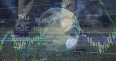 Süzülen Dünya küresi golf sahasının üzerinde yüzen şamdan haritalarıyla birleşiyor, dinlenen golf topu. Küresel, finans, yatırım, teknoloji, iş, veri, analitik