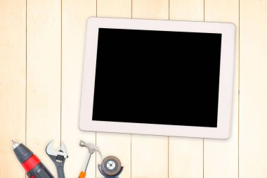 Ahşap zemin üzerinde araçlar ve tablet