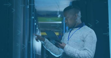 Bilgi işlem teknisyenleri veri merkezi koridorunda rafları ve rozeti olan yanıp sönen sunucu modülünü işaret ediyor. Teknoloji, siber güvenlik, endüstriyel, dijital, profesyonel, modern, yenilik