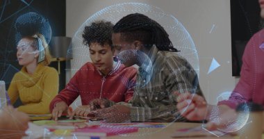 İşbirliği yapan ekip yapışkan notları işaret ediyor ve toplantı odasında yazı yazıyor. Yenilikçi, takım çalışması, beyin fırtınası, modern, yaratıcı, dijital, çeşitlilik