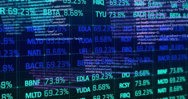 Ofiste, ızgara çizgileri olan finansal işaretleri ve JavaScript kodlarını gösteren ekran görüntüleniyor. Finans, teknoloji, veri görselleştirme, analitik, kodlama, dijital arayüz, finans endüstrisi